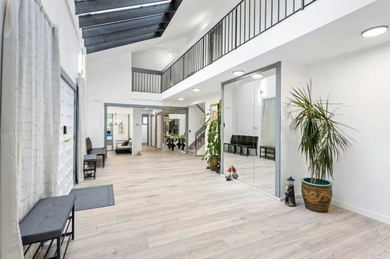 1052 W 53rd Avenue Lobby