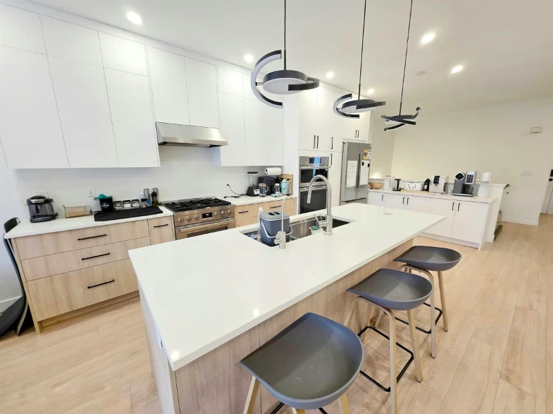 20-5201 Oakmount Crescent Kitchen