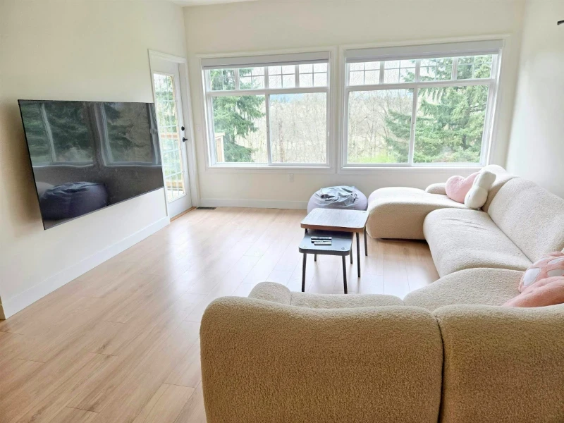 20-5201 Oakmount Crescent Living