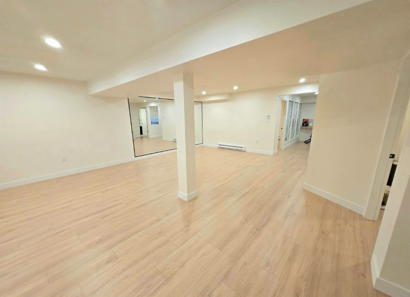 20-5201 Oakmount Crescent Living Downstairs