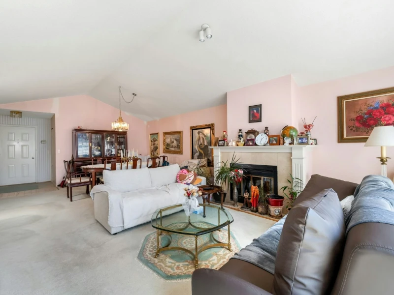 301-7660 Minoru Blvd Living