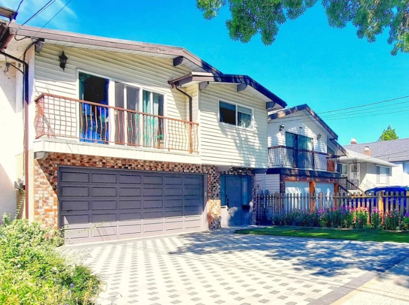 3135 Waverley Ave Side Yard