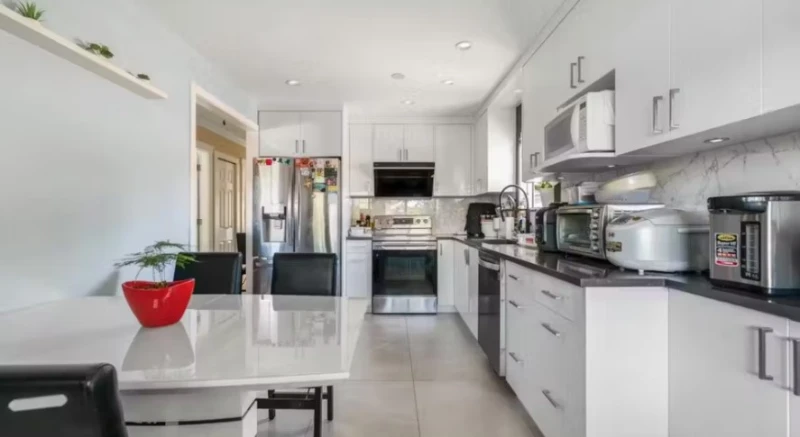 3135 Waverley Ave Kitchen