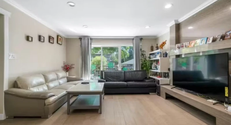 3135 Waverley Ave Lounge