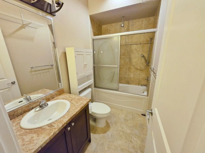 318-14333 104 Street Bathroom