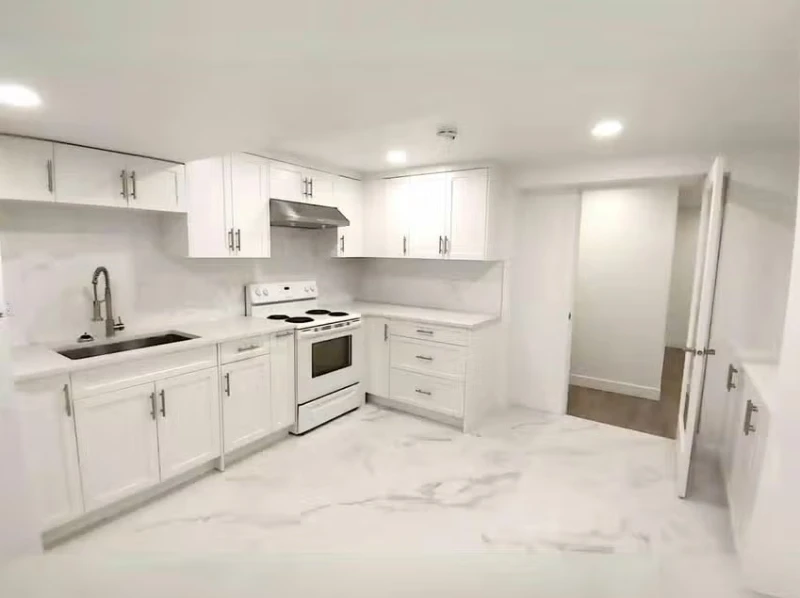 3786 Peter Street Kitchen