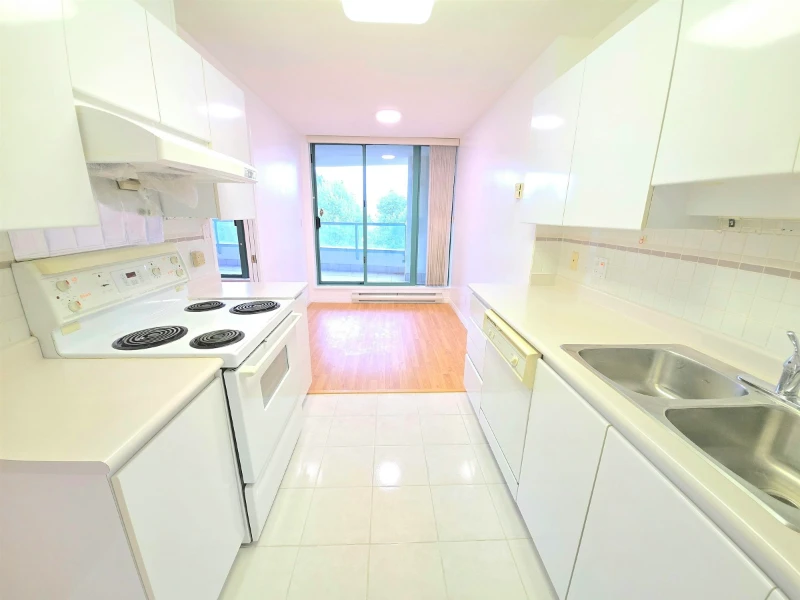 401-5899 Wilson Avenue Kitchen