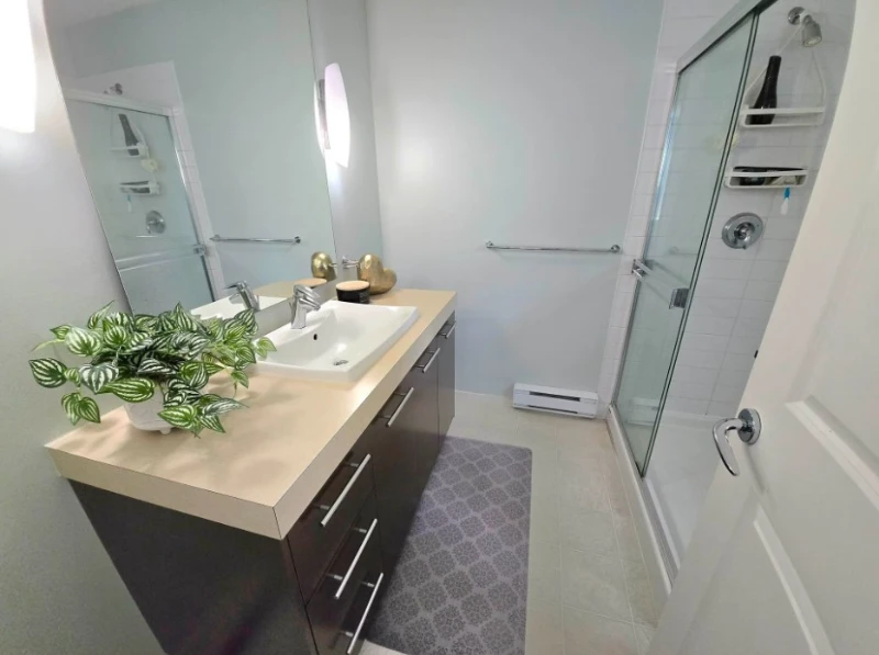 61-18983 72A Ave Bathroom