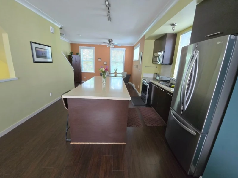 61-18983 72A Ave Kitchen