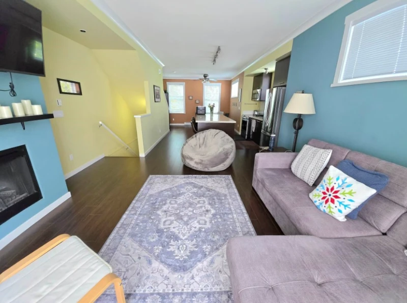 61-18983 72A Ave Living