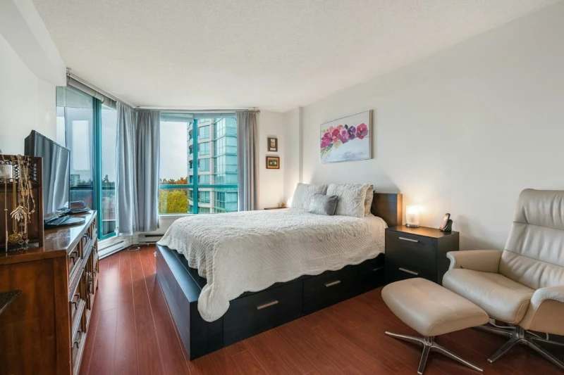 902-8831 Lansdowne Road Bedroom