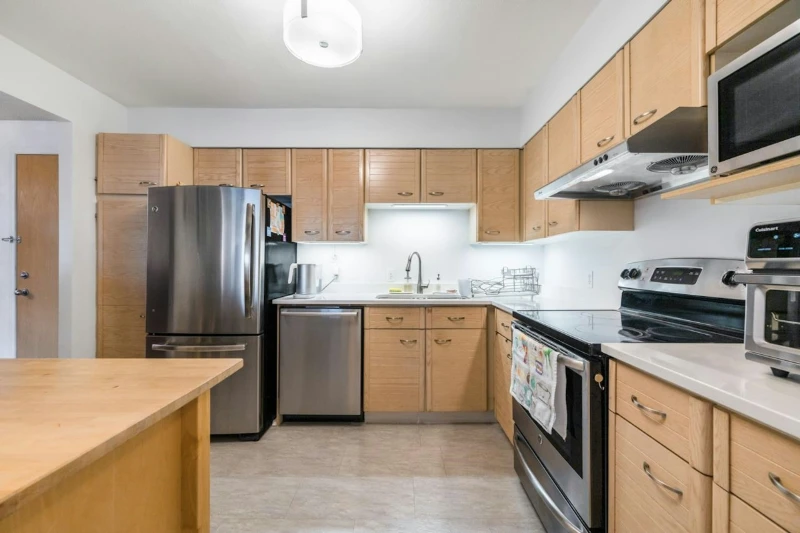 902-8831 Lansdowne Road Kitchen