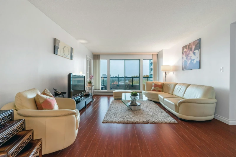 902-8831 Lansdowne Road Living